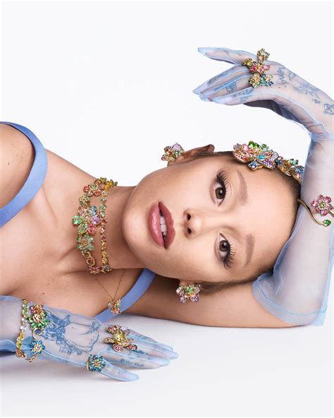 Schéma illustrant la collection Active Crystals de Swarovski avec différents appareils technologiques ornés de cristaux.