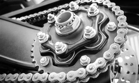 Détail des deux chaînes et des points de fixation de la pince à cravate