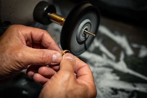Atelier de bijouterie avec une polisseuse, une gamme de pâtes à polir et divers outils de détail.