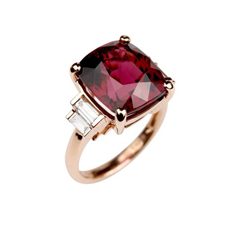 Collage de différents bijoux en grenat : une bague, des boucles d'oreilles, un collier et un bracelet.