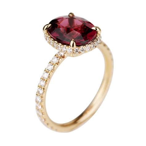 Exemple de bague en grenat avec une monture originale, style serpent ou ajouré.