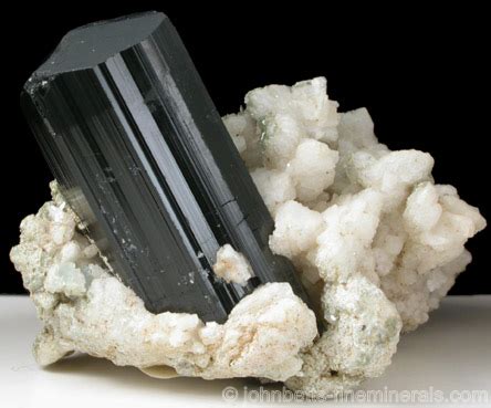 Gros plan sur une tourmaline noire (schorl) avec sa structure cristalline