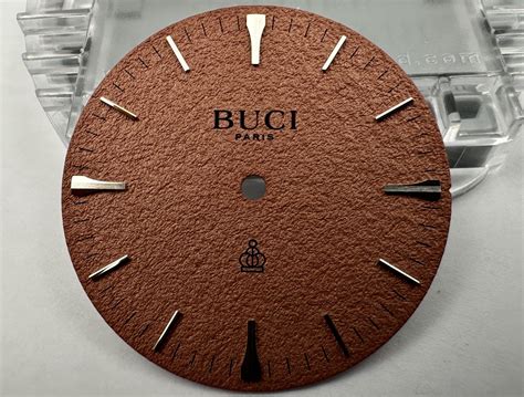 Gros plan sur le cadran d'une montre Piaget Gouverneur, mettant en évidence la sertissure des diamants et la complexité des formes