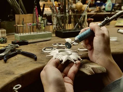 Atelier d'orfèvrerie montrant la fabrication artisanale de bijoux.