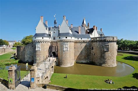Vue de l'architecture du château des ducs de Bretagne, mettant en évidence l'utilisation des micaschistes