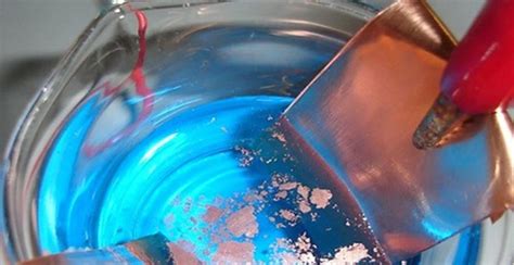 Schéma simplifié du processus de galvanoplastie pour la dorure de bijoux.