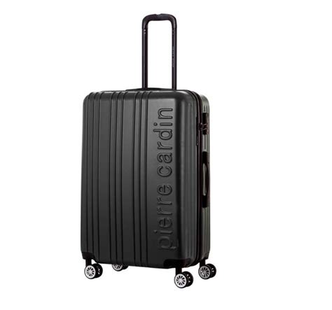 Photo d'une valise Pierre Cardin bleu marine reconditionnée, avec une étiquette discrète indiquant la démarche écologique.