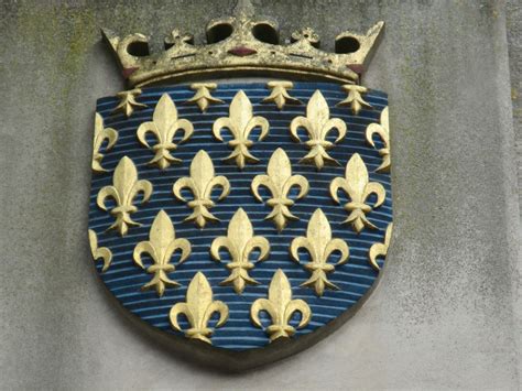 Représentation d'un blason royal français orné de fleurs de lys