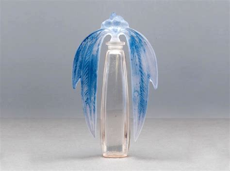 Photographie de pendentifs Baccarat et Lalique mettant en valeur le travail du cristal