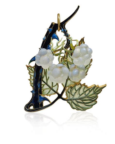 Gros plan sur le pendentif Framboise de Lalique, détaillant la finesse des motifs naturels