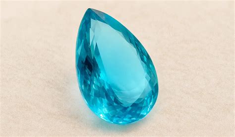Image d'une topaze bleue aux reflets lumineux
