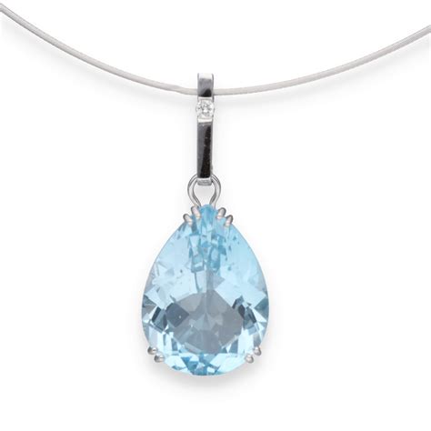 Photographie d'un élégant collier avec un pendentif en topaze dorée