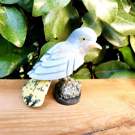 Oiseau sculpté en pierre du Pérou avec base