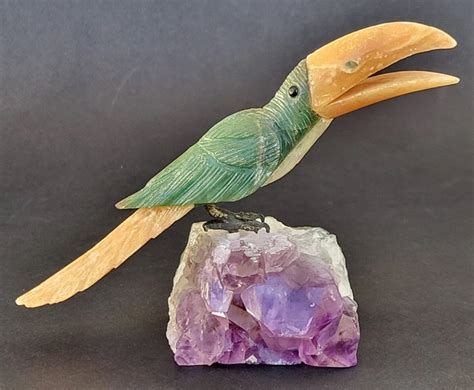 Détail d'un oiseau en pierre avec ses différentes gemmes