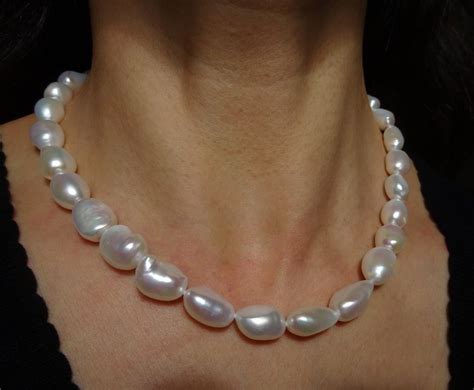 collier en or avec une perle d'eau douce et des topazes bleues en forme de goutte