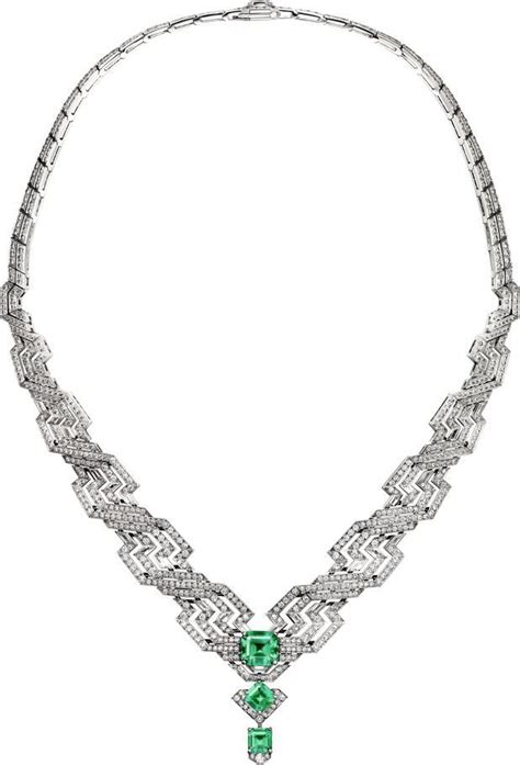 Inspiration médiévale pour les créations Louis Vuitton : un collier articulé rappelant un gorget, serti de diamants.