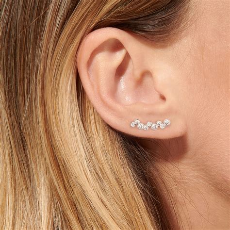 Dessin ou photo de boucles d'oreilles Pandora qui remontent le long du lobe de l'oreille