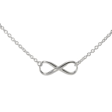 Un bracelet argent chaîne lisse avec un pendentif signe infini, présenté dans un écrin prêt à offrir.