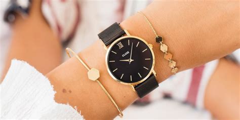 Une sélection d'accessoires pour montres Cluse, incluant différents bracelets de couleurs et de matériaux.