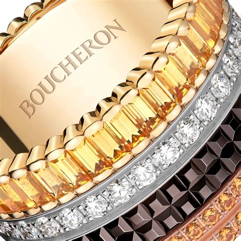 Photographie détaillée de la Bague Quatre Classique Small, mettant en évidence les quatre anneaux et leurs finitions distinctes