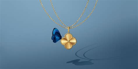 Intérieur de l'École Van Cleef & Arpels, mettant en avant la hauteur sous plafond et la bibliothèque