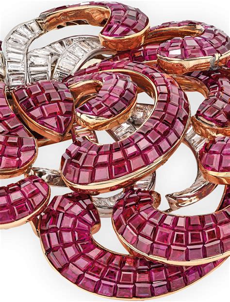 Exemple de bijou Van Cleef & Arpels utilisant la technique du Serti Mystérieux