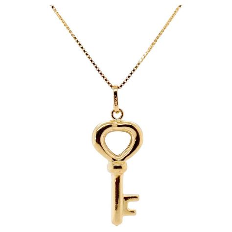 Pendentif en argent en forme de clé orné d'un cœur et de zirconias