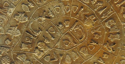 Gros plan sur les signes imprimés d'une face du Disque de Phaistos