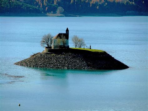 Chapelle Saint-Michel sur son îlot au milieu du lac de Serre-Ponçon