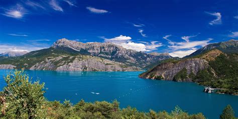 Vue panoramique du lac de Serre-Ponçon entouré de montagnes