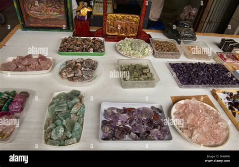 Vue d'un marché de pierres précieuses animé à Chanthaburi, Thaïlande