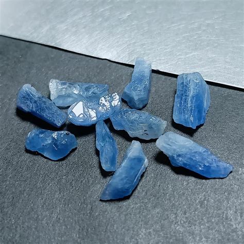 Photographie de saphirs bleus bruts de Huay Xai