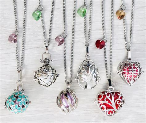 Une sélection de bolas de grossesse et bracelets personnalisables de la marque Naïris Bijoux