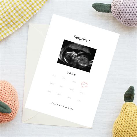 Une carte d'annonce de grossesse avec un bracelet en perles