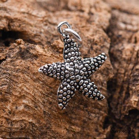 Gros plan sur la texture de l'argent 925 patiné