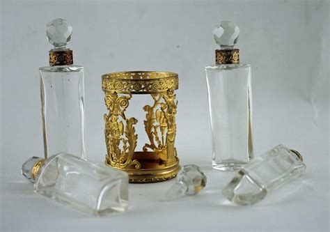 Collection de divers objets parfumés du XIXe siècle : boîtes à senteur, flacons et pomanders.