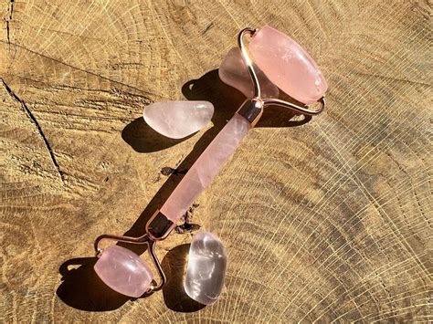 Rouleau de quartz rose sur un fond doux et épuré