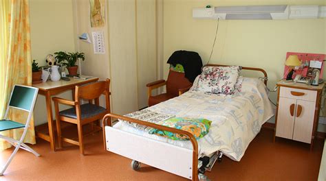 Intérieur d'une chambre de résident à La Maison du Cèdre Bleu, aménagée pour le confort et la personnalisation.
