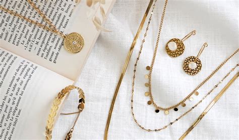 Composition visuelle montrant un mélange harmonieux d'or et d'argent, ainsi que des bijoux fins superposés avec un espacement judicieux.