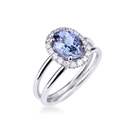 Exemple de bague de fiançailles avec une tanzanite centrale entourée de diamants