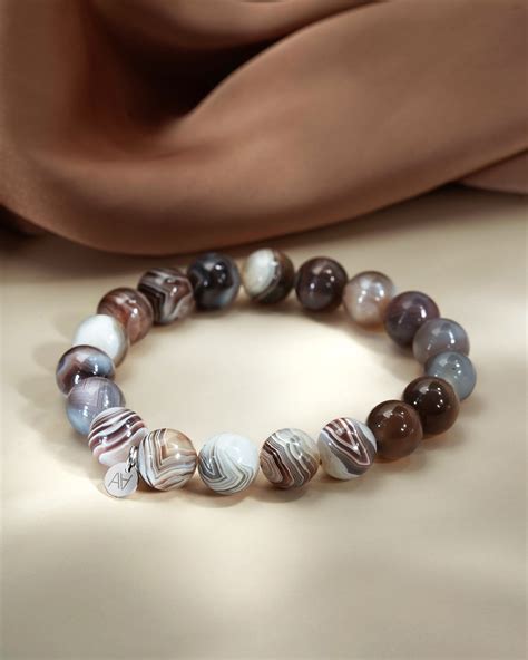 Bijoux en agate du Botswana, mettant en valeur ses motifs en bandes.