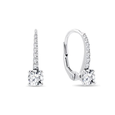 Schéma d'une boucle d'oreille dormeuse avec strass, mettant en évidence la monture en métal et les pierres scintillantes.