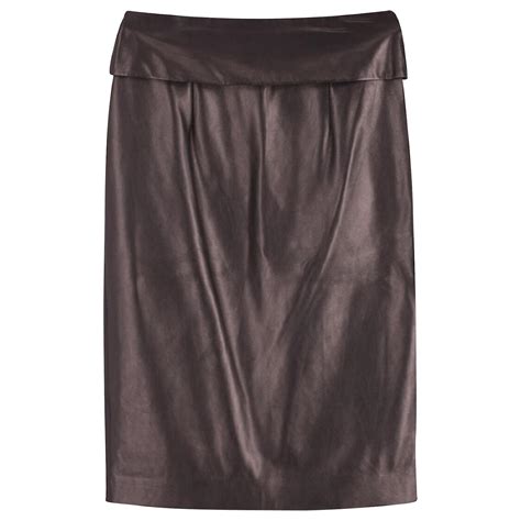 Gros plan sur la texture d'une jupe en cuir Isabel Marant Étoile