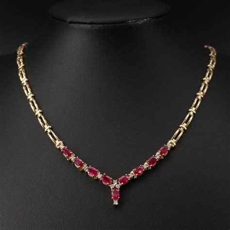 Collier luxueux avec diamants, rubis et émeraudes