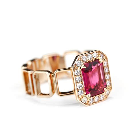 Bague en or rose sertie de rubellite, diamants blancs et opale rose