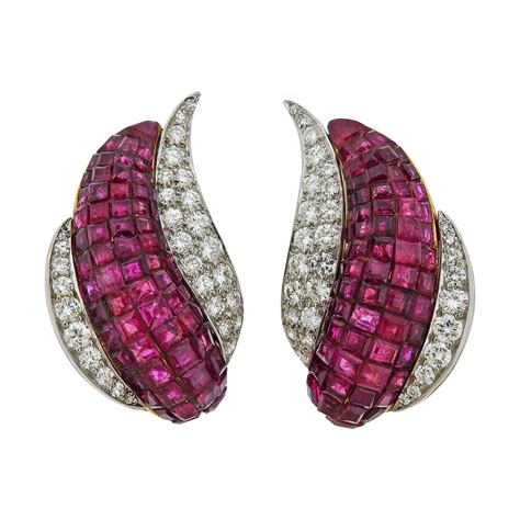 Boucles d'oreilles en or blanc serties d'émeraudes et de rubis
