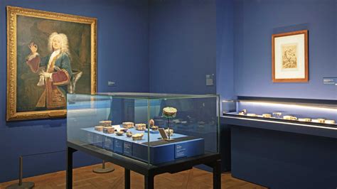 Intérieur d'un musée présentant des objets d'artisanat, avec un focus sur des bijoux en cuir de style distinctif.