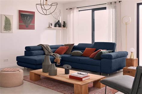 Plan d'un salon avec canapé bleu et éléments en bois et pierre