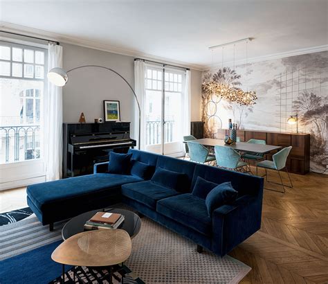 Canapé bleu velours dans un salon contemporain