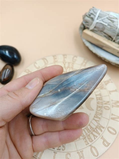 Une pierre de lune polie dans un environnement de bureau épuré, illustrant le concept de 